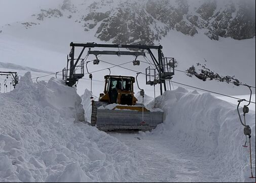 Stelvio abre con mucha nieve y su pase de madrugada