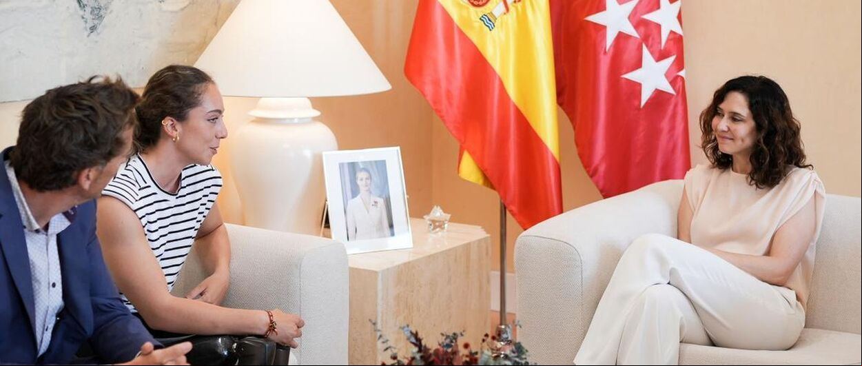 La esquiadora paralímpica Audrey Pascual es recibida por Isabel Díaz Ayuso
