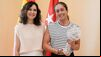La esquiadora paralímpica Audrey Pascual es recibida por Isabel Díaz Ayuso