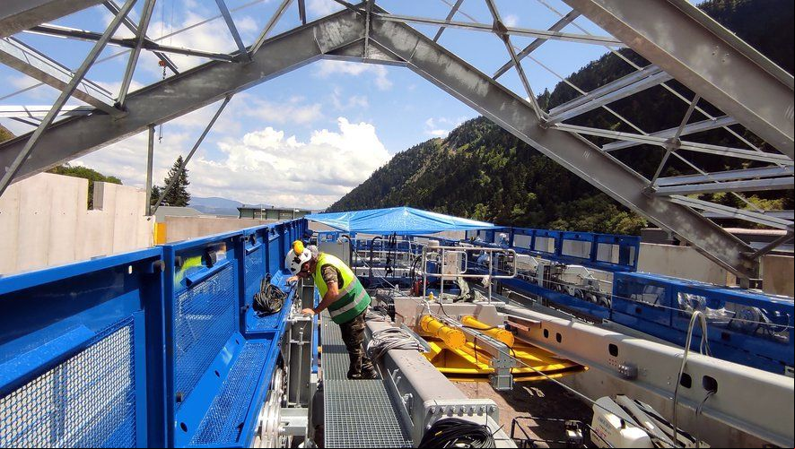 Instalación del nuevo telecabina de Saint Lary