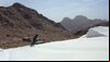 Ya se puede esquiar en Arabia Saudí: Trojena crea su primera pista con nieve