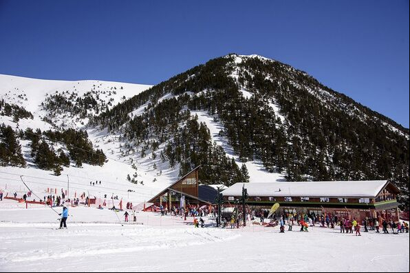 Tres estaciones del Pirineo catalán muy especiales para aprender a esquiar: Vallter, Vall de Núria y Port Ainé.