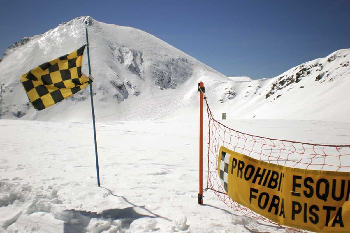 Señalización de alto riesgo de avalanchas o aludes (Foto: IST).
